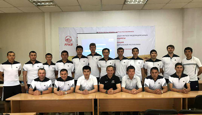Инструктор АФК из Узбекистана проводит учебные курсы для тренеров по футзалу в Бишкеке
