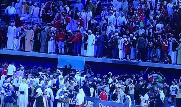 Видео: Қувайтда мухлислар жойлашган трибуна қулаб тушди