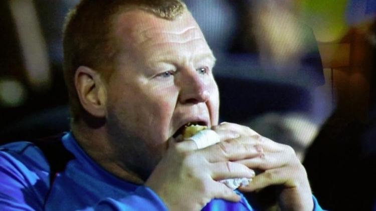 Экс-голкипер «Саттон Юнайтед» теперь продаёт сэндвичи