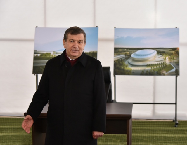 Президент Узбекистана ознакомился с ходом строительства современного ледового дворца в столице